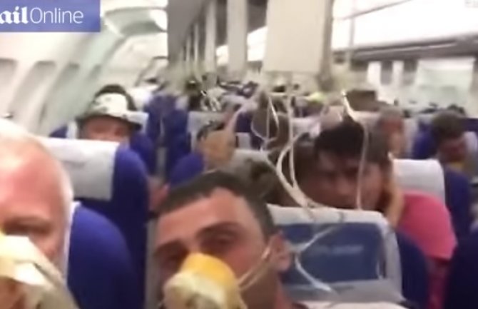 Avion propao sa 9.997 na 500 metara, uspaničeni putnici vrištali i plakali (VIDEO)