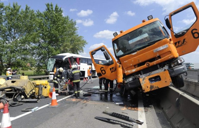 Sudar autobusa i kamiona u Mađarskoj, stradalo 9 Rumuna