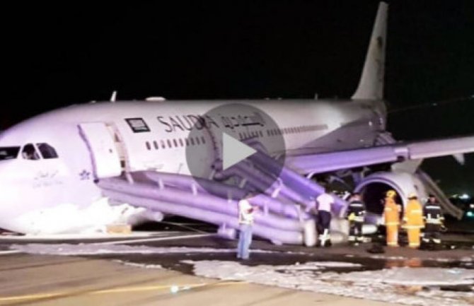 Pogledajte slijetanje aviona bez prednjeg trapa za zaustavljenje (VIDEO)