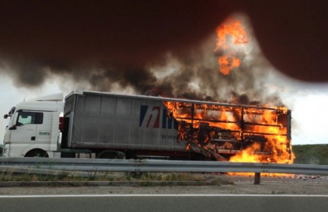 Srbija: Zapalio se kamion koji je prevozio dezodoranse i parfeme na autoputu (VIDEO)