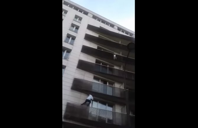 Pariz: Migrant spasio dijete koje je visilo s balkona (VIDEO)