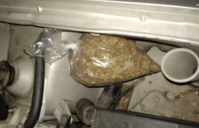 Uhapšeni Barani, ispod haube pronađena marihuana