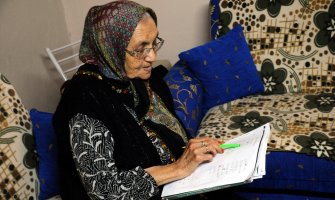 Baka Merjem sjela u školsku klupu u 85. godini: Ostvaruje životni san da nauči da čita i piše