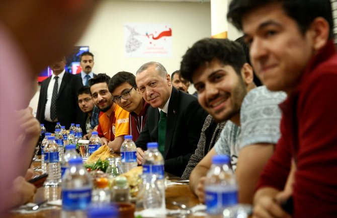 Studenti pozvali Erdogana na  doručak: Ako vam je čaj spreman, dolazim
