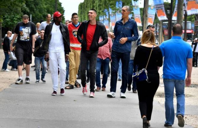 Šetnja najviših ljudi svijeta Parizom(VIDEO)