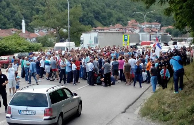 Malinari iz Prijepolja blokirali put ka Crnoj Gori, intervenisala policija (VIDEO)