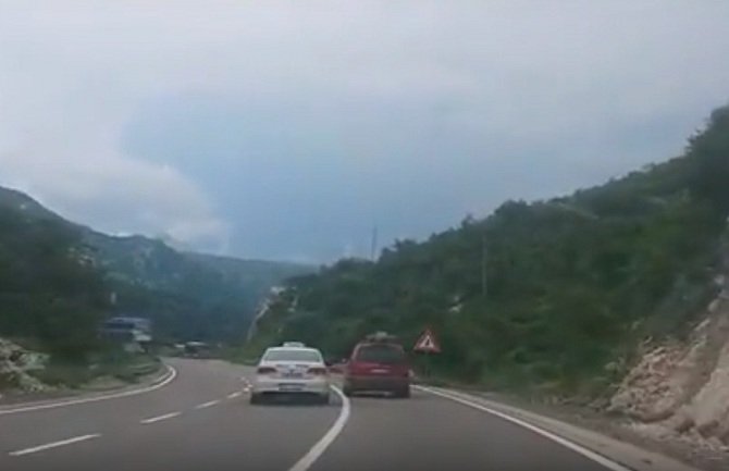 Pogledajte preticanja na punoj liniji na putu Podgorica- Cetinje (VIDEO)