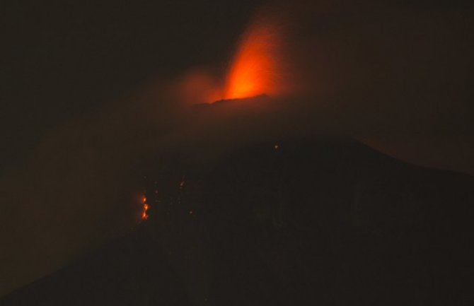 Erupcija vulkana Fuego: Mlazovi lave od 8km, najmanje 62 mrtvih (VIDEO)