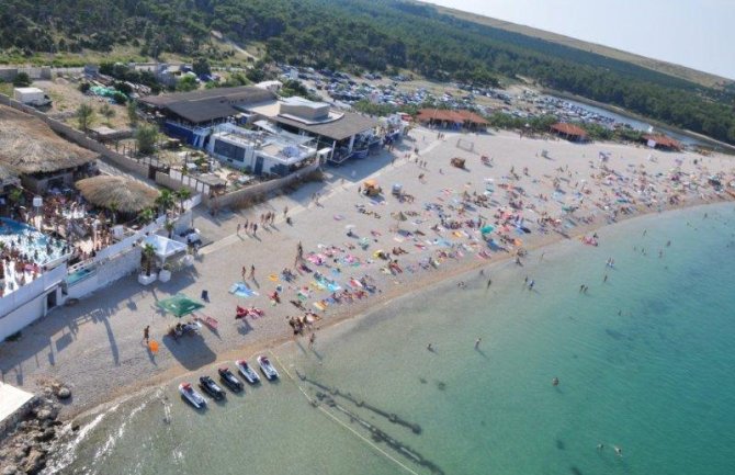 Uzavrele strasti na hrvatskoj plaži: Mladi par snimljen u ljubavnom zanosu 