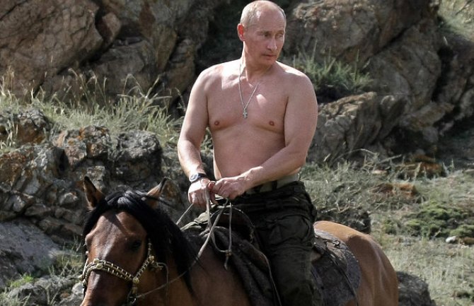 Putin političar sa najviše golišavih fotografija: Evo šta kaže o tome