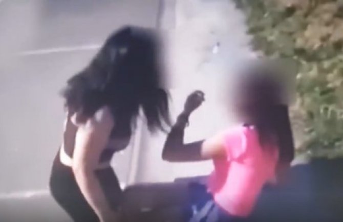 Surovo vršnjačko nasilje u Beogradu: Tinejdžerka tukla drugaricu(VIDEO)