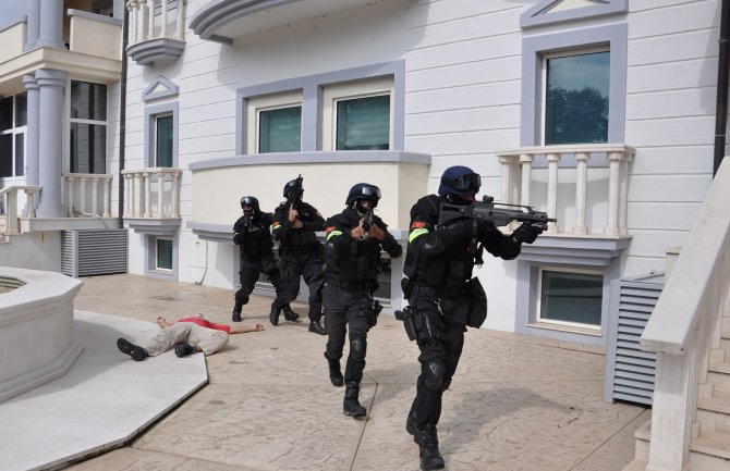 Simuliran napad na ambasadu SAD u Podgorici (FOTO) 