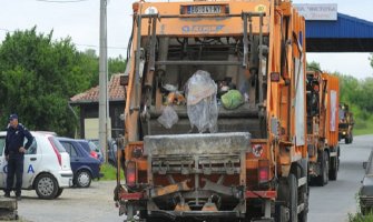 Mrtva beba dovezena kamionom za smeće na deponiju