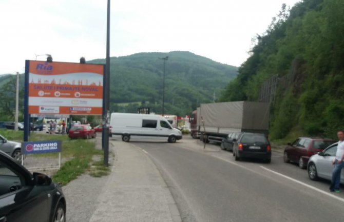Blokada saobraćaja zbog cijena goriva u više gradova, u Podgorici se niko nije odazvao pozivu na protest