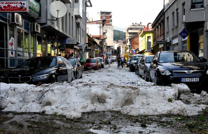 Nevrijeme u Srbiji: Užičani lopatama čistili snijeg i led, grad potopljen(VIDEO)