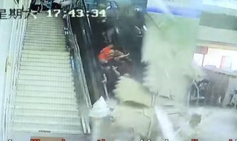 Strašna nesreća u Kini: Obrušio se plafon tržnog centra, ljudi zatrpani(VIDEO)