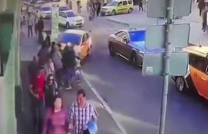 Taksista koji je uletio autom na trotoar: Samo sam želio da odem kući spavam(VIDEO)