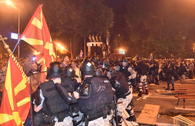 Haos u Skoplju: Demonstranti bacali na policajce šok bombe, vatromete i tvrde predmete 