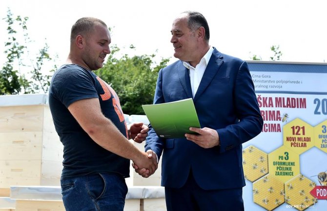 Simović u Kući meda uručio ugovore o podršci: Sektor pčelarstva bogatiji za 121 mladog pčelara