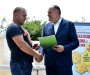 Simović u Kući meda uručio ugovore o podršci: Sektor pčelarstva bogatiji za 121 mladog pčelara