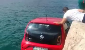 Nije povukao ručnu pa mu automobil upao u more (VIDEO)