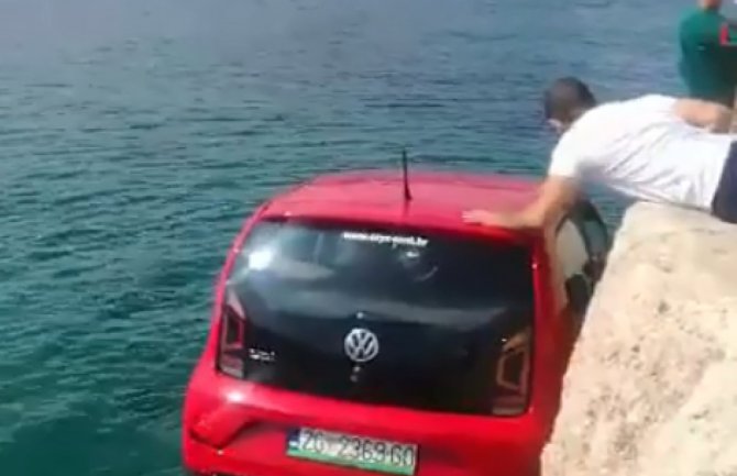 Nije povukao ručnu pa mu automobil upao u more (VIDEO)