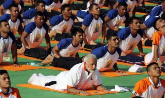 Premijer Indije sa 50 hiljada ljudi vježbao jogu (FOTO)