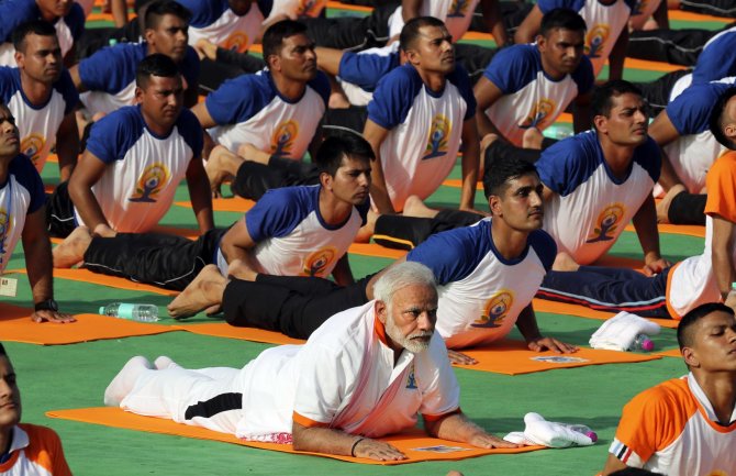 Premijer Indije sa 50 hiljada ljudi vježbao jogu (FOTO)