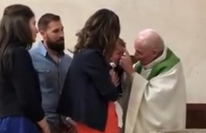 Dječak plakao tokom krštenja, svještenik ga ošamario (VIDEO)