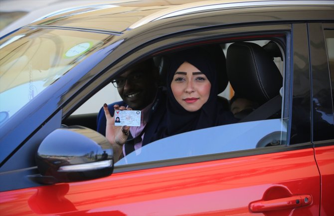 Žene u Saudijskoj Arabiji od danas mogu da voze automobile (FOTO)