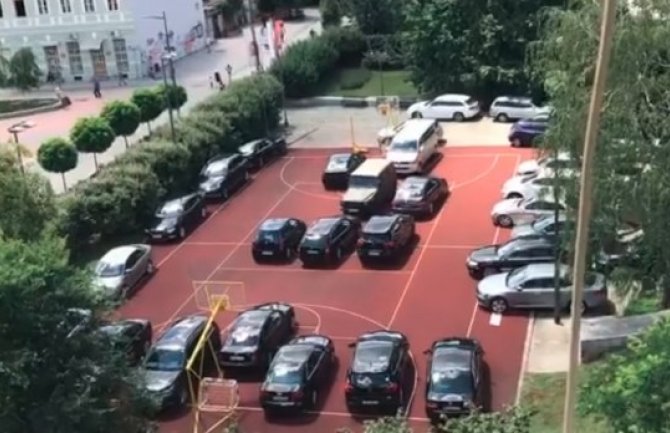Novi Sad: Skupocjeni vozni park sveštenika zauzeo košarkaški teren(VIDEO)