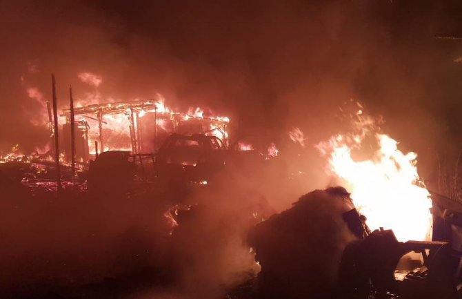Tivat: U ogromnom požaru izgorjeli kamioni, automobili, barake