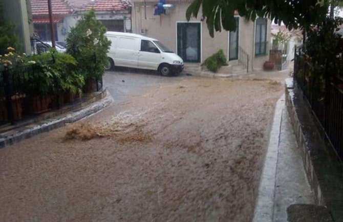 Nevrijeme u Grčkoj, potop na ulicama i plažama (VIDEO)
