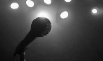 Kolaps poznatog pjevača: Pao na sceni, prekinut koncert(VIDEO)
