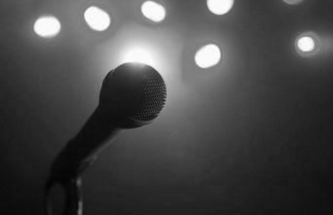 Kolaps poznatog pjevača: Pao na sceni, prekinut koncert(VIDEO)