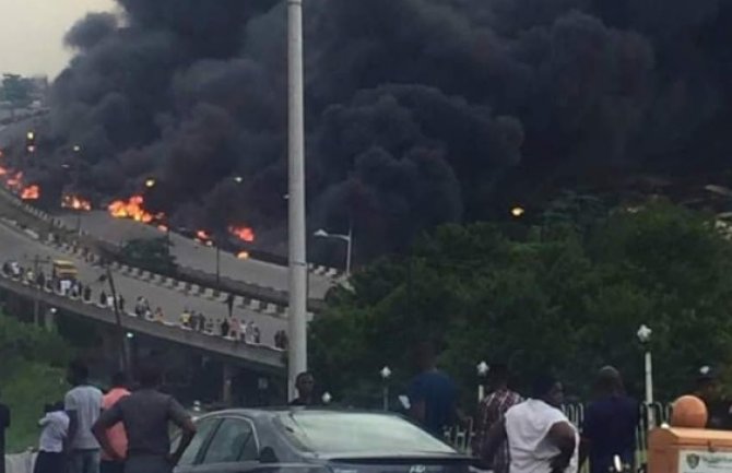 Nigerija: U eksploziji naftnog tankera 9 osoba stradalo, spaljena 54 vozila (VIDEO)