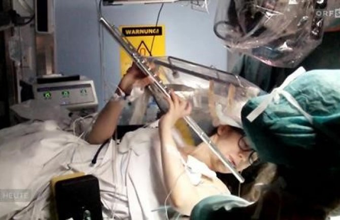Svirala flautu dok su joj operisali tumor na mozgu 