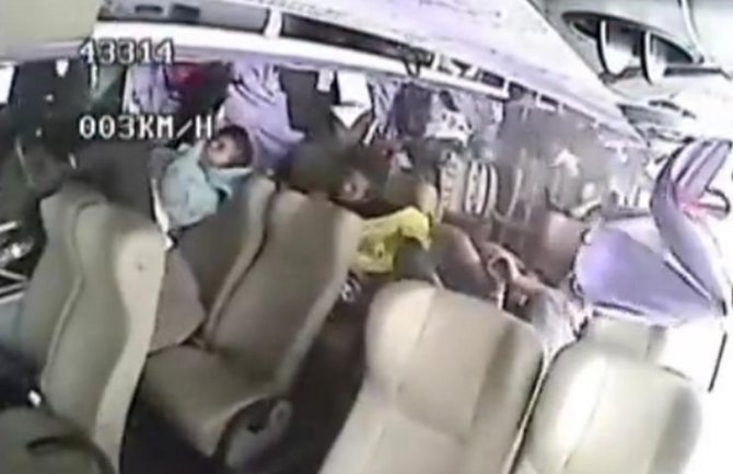 U sudaru autobusa i kamiona u Kini, 18 mrtvih (VIDEO)