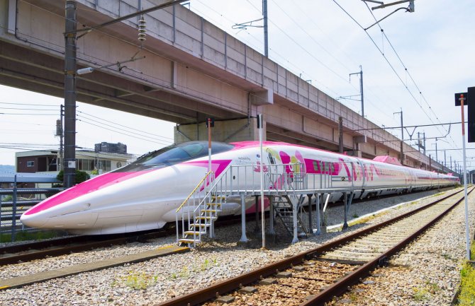 U Japanu počeo saobraćati Hello  Kitty voz (FOTO)