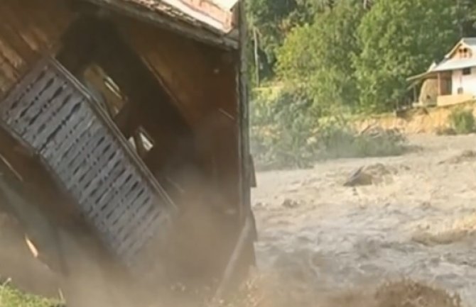 Potresne scene iz Rumunije:Poplave odnijele tri života, evakuisano stanovništvo (VIDEO)