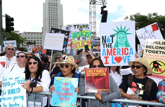 Protesti širom SAD zbog razdvajanja djece od roditelja imigranata (FOTO)