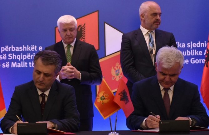 Nuhodžić u Skadru potpisao Sporazum o otvaranju zajedničkog graničnog prelaza Ckla-Zogaj 