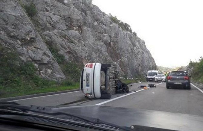 Na putu Nikšić-Podgorica: Prevrnuo se automobil, jedna osoba povrijeđena