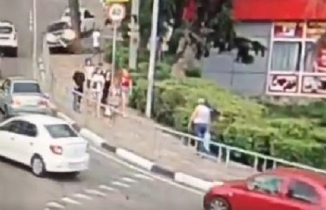 Automobilom uletio u pješake, jedna osoba stradala (Video)