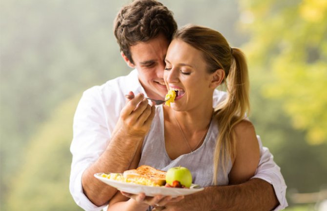 Što zaljubljeniji to deblji: Parovi u srećnim vezama dobijaju na kilaži