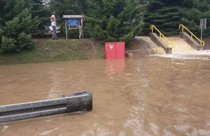 Potop u Kosjeriću, vanredno stanje u Ivanjici, voda odnijela puteve(VIDEO)