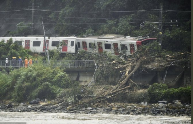 Poplave u Japanu, najmanje 38 mrtvih, naređena  hitna evakuacija više od 360.000 ljudi