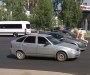 Gola djevojka zaustavljala automobile i pela se na haubu (Video)