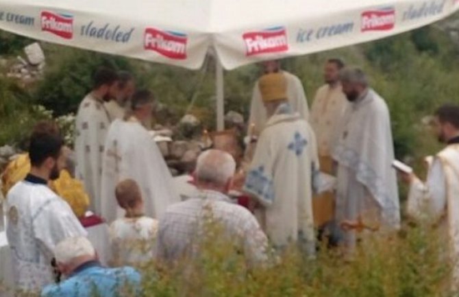 Amfilohije služio liturgiju na Svaču, Albanci pokušali da ga spriječe (Video)