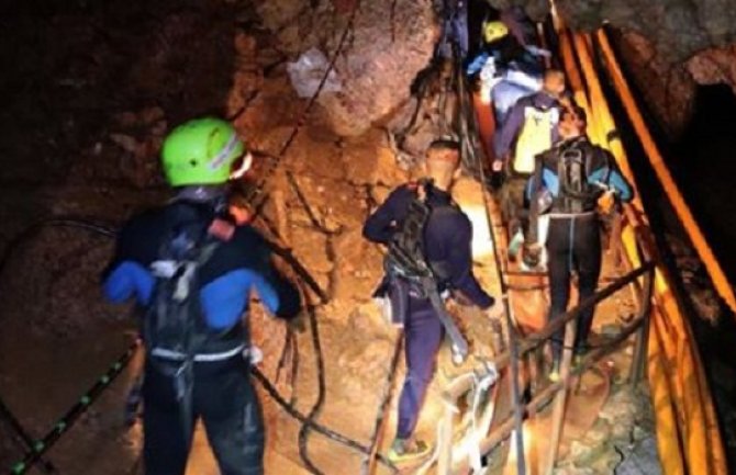 Četiri dječaka izvučena iz pećine na Tajlandu, operacija obustavljena(VIDEO)